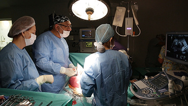 Un fetus diagnosticat cu spina bifida a fost operat in uter, pentru prima oara la noi