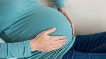 Mangaierea insistenta a burticii poate provoca contractii?