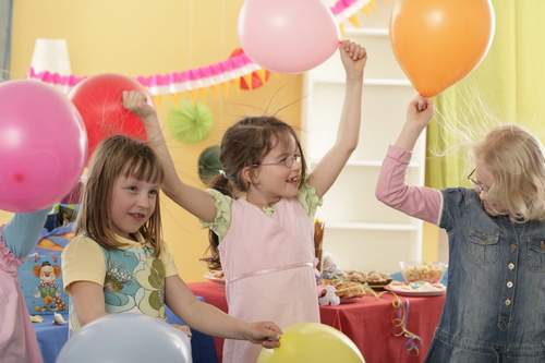 Invită un coleg de școală sau de grădiniță