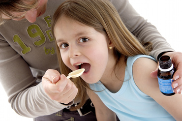 Cum sa ii ajuti pe copii sa isi ia medicamentele