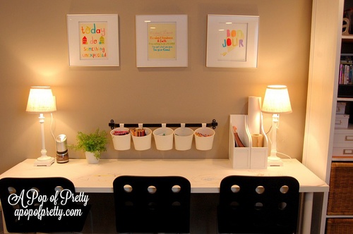 Un birou pentru mai multi copii.