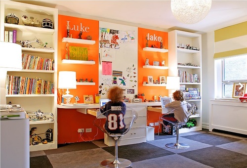 Birou intr-un sertar.