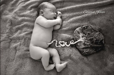 Fotografia unui bebelus atasat de placenta, virala pe Facebook