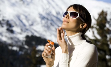 Protectie solara pe timp de iarna. Ce efecte are zapada