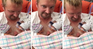 Gemeni nascuti prematur, tinandu-se de mana. Imaginea care a devenit virala pe Internet