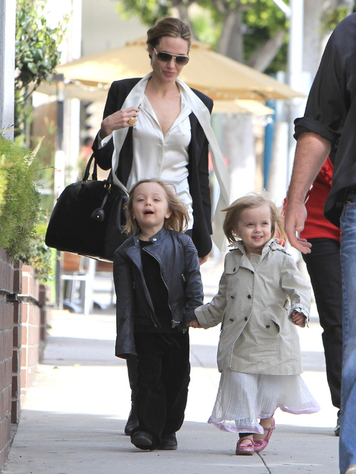Angelina Jolie: Knox Leon si Vivienne Marcheline (7 ani)