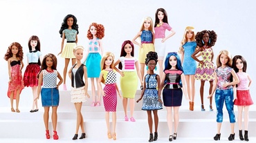 Barbie se reinventeza! Celebrele papusi vor avea forme voluptoase si mai realiste