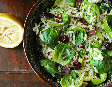 Salata din varza de Bruxelles si orez brun cu lamaie, perfecta pentru sarcina
