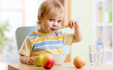 Dezvoltarea abilitatii de a se hrani singur. Cand devine copilul mai independent?