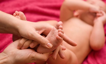 Masajul bebeluşului 0 – 3 luni. Beneficii şi recomandări