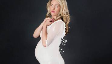 Cea mai spectaculoasă fotografie de sarcină: cu rochia făcută din lapte