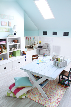 Un loc de joacă într-un pod