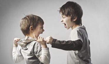 Copilul tău îi loveşte pe cei din jur. Cum îl poți dezvăța?