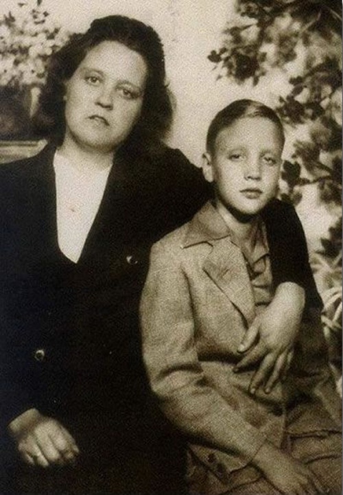 Elvis Presley și mama sa Gladys.