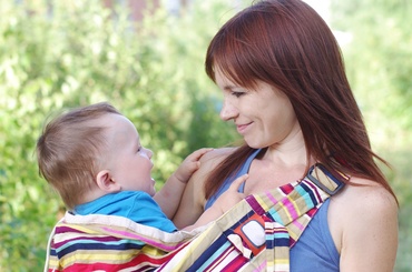 Ce știi despre babywearing? Beneficii și recomandări