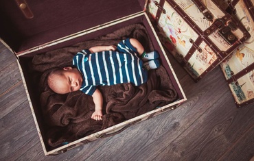 Bebeluşii culcaţi în cutii, o nouă modă adoptată în toată lumea