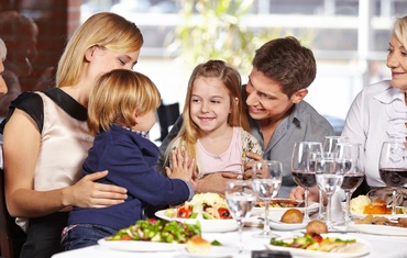 Mergi la restaurant? Trucuri ca să poţi mânca în oraş cu prichindelul