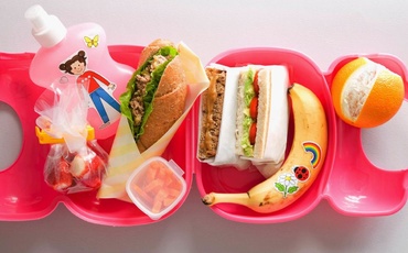 Ce ar trebui să conţină pachetul de prânz al elevilor? Recomandările nutriționistului