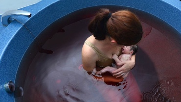 Nașterea în apă în România. 10 întrebări cu răspunsuri avizate