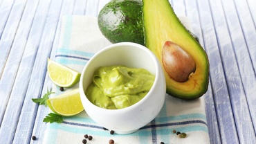 Piure de avocado cu iaurt şi gălbenuş (de la 7 luni)