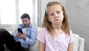 Renunță la telefon în preajma copiilor! În ce fel sunt afectați cei mici