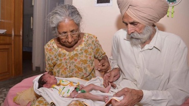 Mamă la 70 de ani. O femeie din India a născut un băiețel perfect sănătos