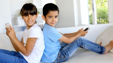 Ce ar trebui să discuţi cu copilul înainte de a-i lua un telefon mobil