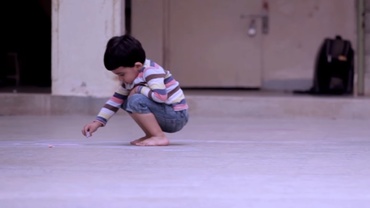 Video emoționant: Ce desenează un băiețel cu creta colorată