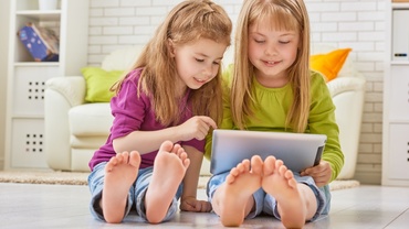 Cum limitezi timpul la TV sau la tabletă? Regula celor 5 minute nu mai este valabilă