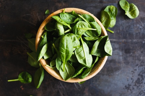 Spanacul – şi toate legumele cu frunze verzi (salată, rucola, varză, andive) 