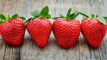 Simplu și rapid: Cum cureţi căpşunile de codiţe în 3 secunde (VIDEO)