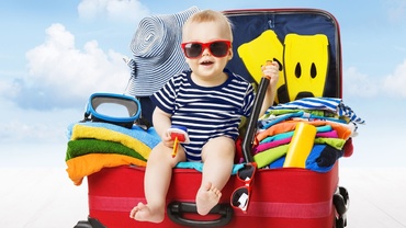 Cu bebe în vacanță! Ce trebuie să conțină bagajul prichindelului
