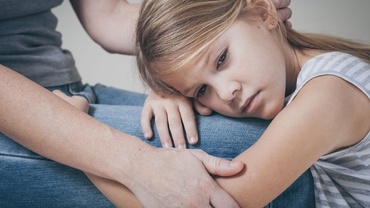 Îi spun că este un plângăcios sau îl consolez? Ce spun psihologii