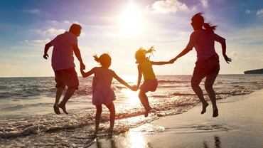 Joacă-te cu prichindelul tău! Tradiţii de vară pentru o copilărie de poveste