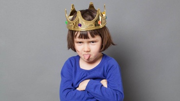 Este răsfățat/răsfăţ nu te poți înțelege cu el