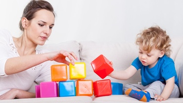 6 jocuri cu copiii pentru care nu trebuie să te ridici de pe canapea