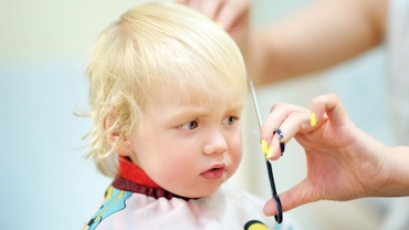 Ce poţi face atunci când copilul nu suportă să stea la tuns