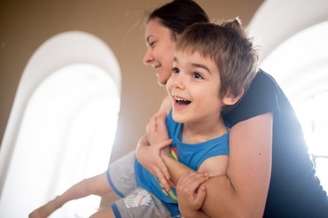 8 idei de hârjoneală între părinţi şi copii, în scop terapeutic