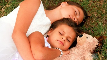 La ce vârstă e copilul prea mare ca să-l adormi în brațe