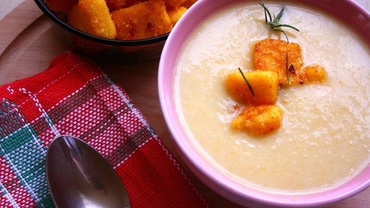 Supă-cremă de legume cu crutoane de mămăligă cu rozmarin