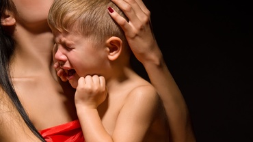 De ce să îţi îmbrăţişezi copilul când el se poartă urât