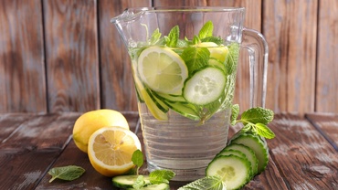 Apa răcoritoare cu lămâie, castravete şi mentă