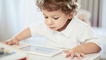 Copiii de 3 ani: olimpici la tabletă, corigenți la legat șireturi