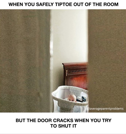 Când te străduiești să te strecori din cameră, iar urșa scârțâie fix atunci când o închizi!