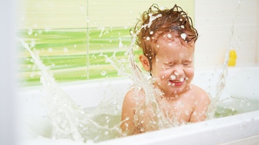 O piatră de încercare pentru orice familie: spălatul copilului pe cap
