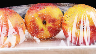 Folia alimentară de plastic: 5 întrebuințări neașteptate pentru copii