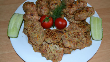 Chifteluțe plate cu legume și curcan, la cuptor