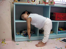 Cum să tragi un pui de somn pe raftul cu jucării