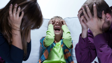 Crizele de furie și de plâns ale copiilor. Ce facem cu ele