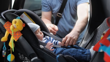 Scaun maşină – „rear face car seat” vs. „front face car seat”